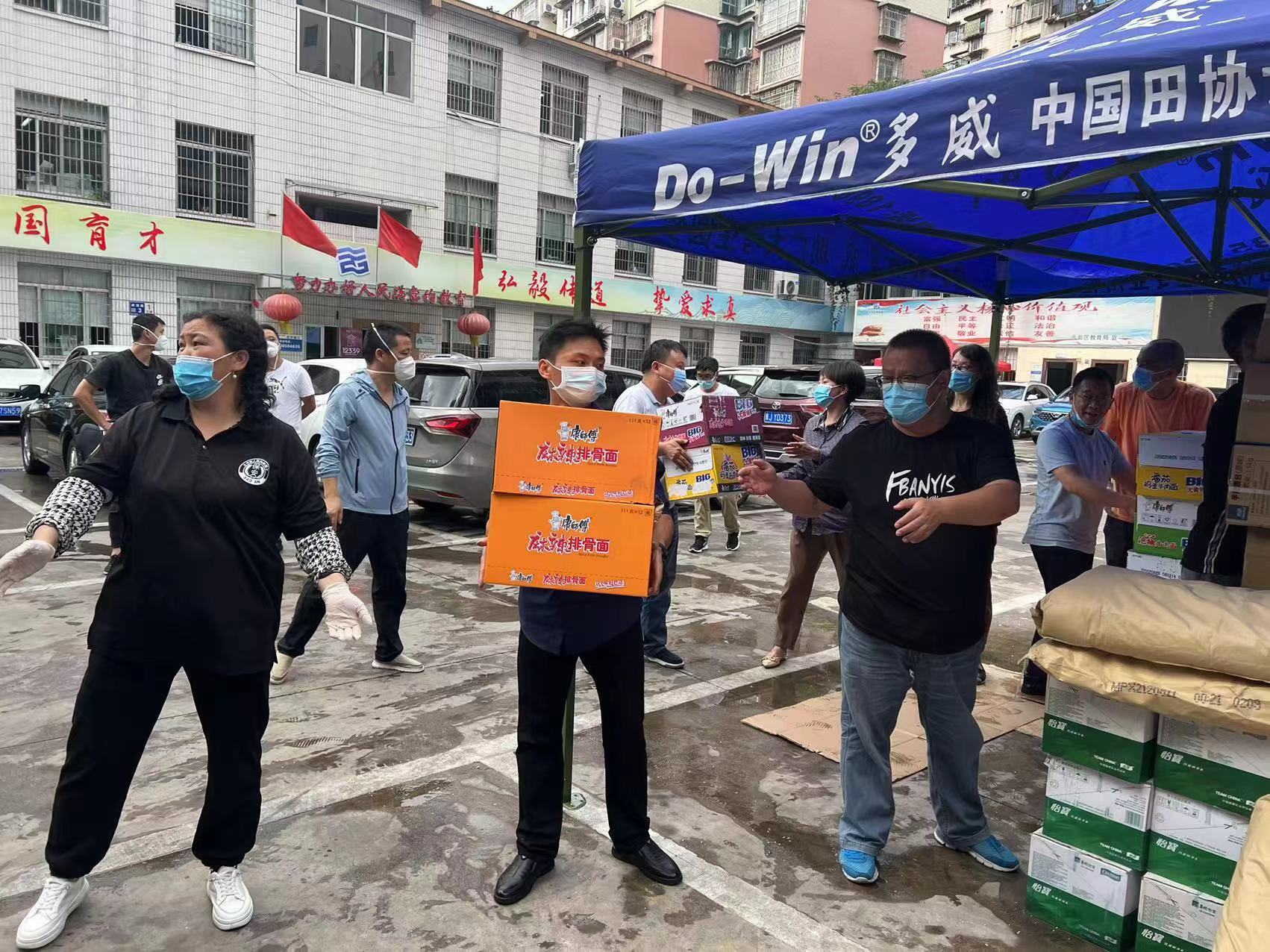 卸載愛心物資。云巖區教育局供圖