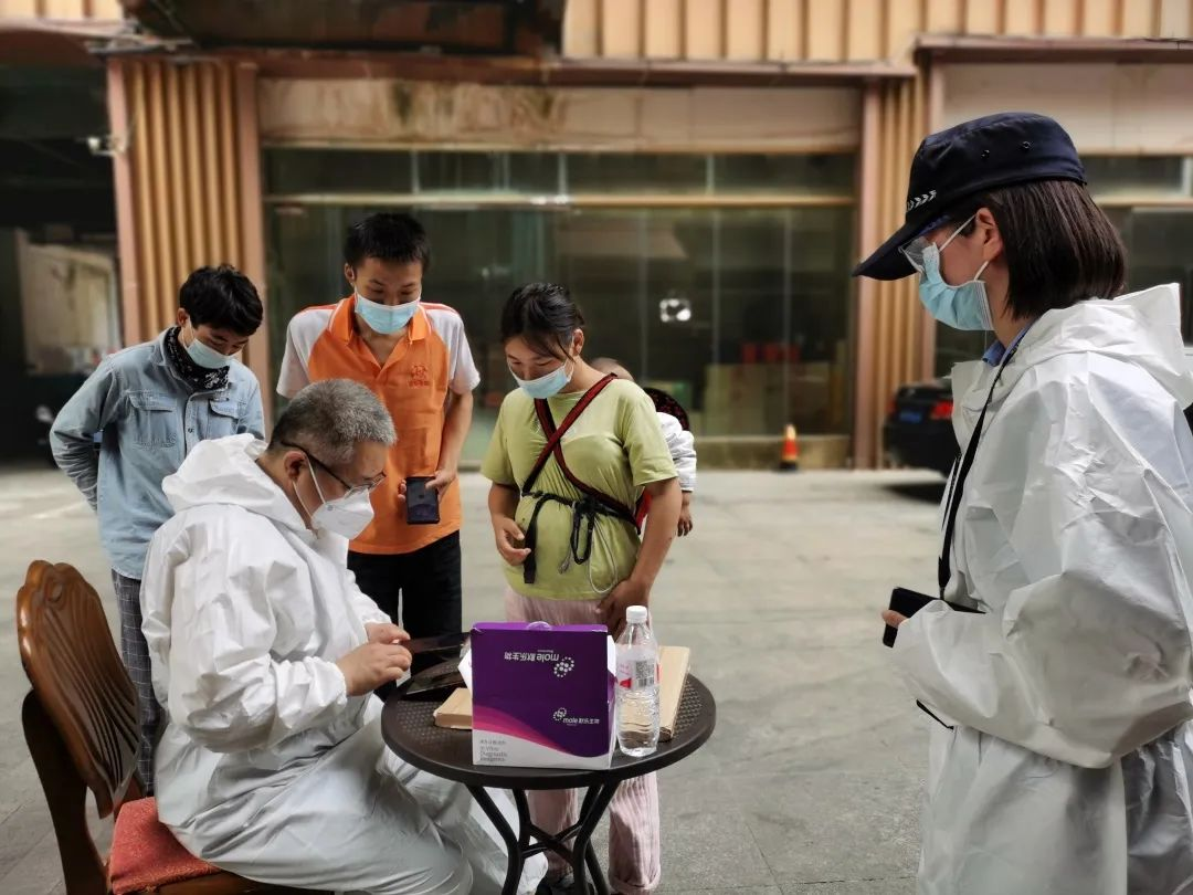 王妮麗全力投入到疫情防控工作中。