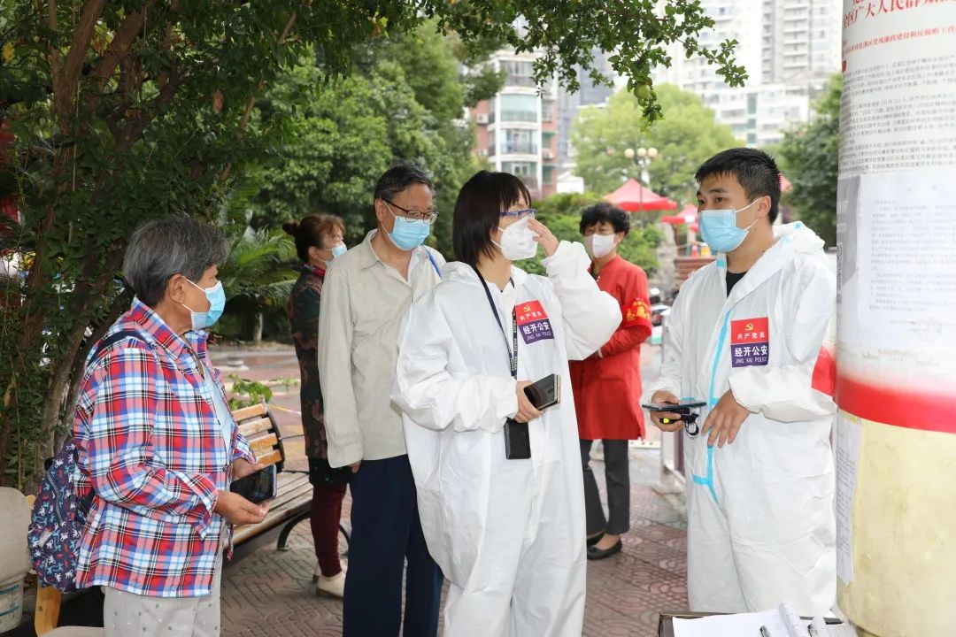 王妮麗全力投入到疫情防控工作中。