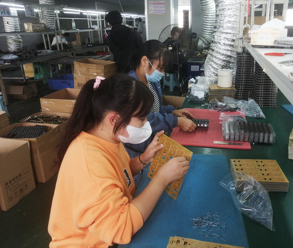 金沙厚普科技公司工人在做好疫情防控的基礎(chǔ)上進(jìn)行生產(chǎn)作業(yè)。