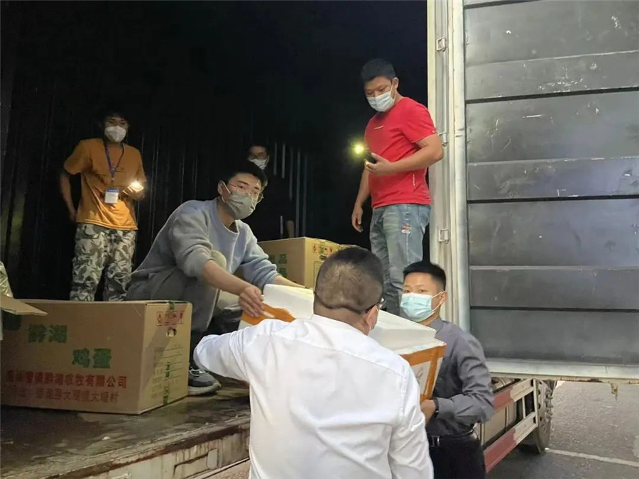 觀山湖區文體廣電旅游局給酒店搬運物資。