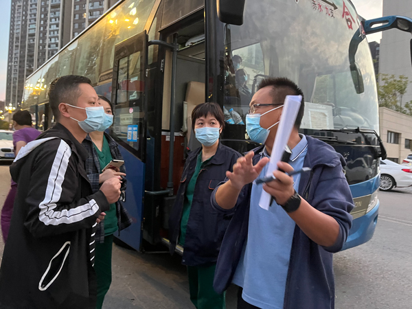 肖德衛(wèi)(右)正在對(duì)接疫情防控工作。受訪者供圖