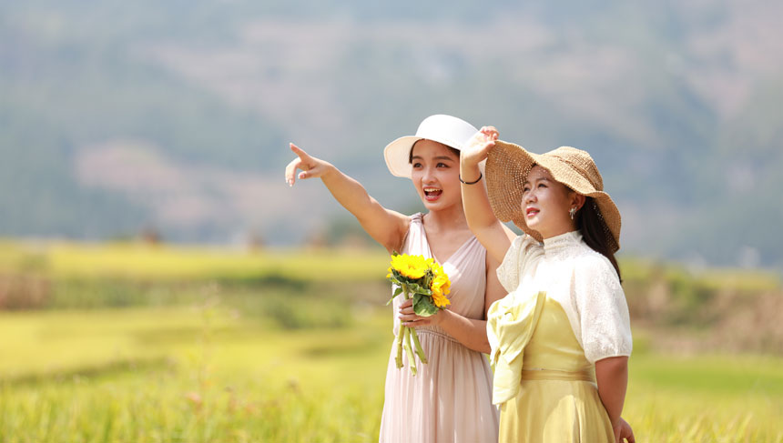 9月14日，游客在貴州省大方縣小屯梯田拍照打卡。周訓貴攝