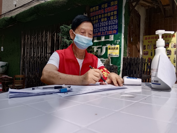 1 圖為退休干部高立華堅守在疫情防控一線。