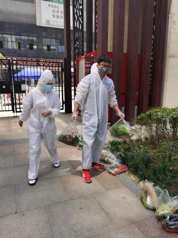 1.貴州大學黨委組織部的教師黨員李志剛參加社區抗疫志愿服務。