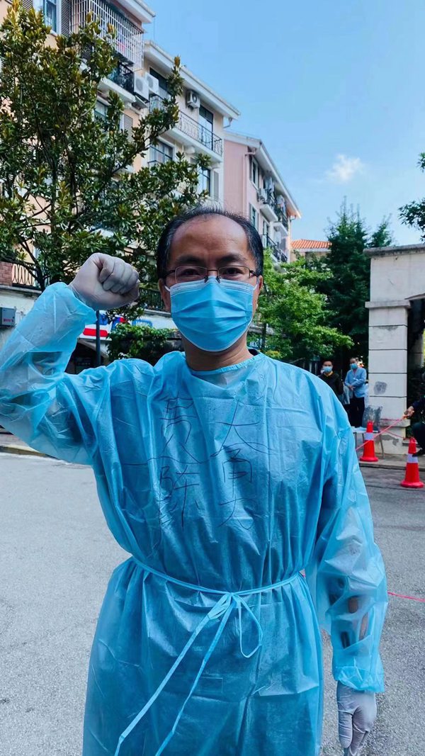 3.貴州大學大數據與信息工程學院黨委副書記陳勇參加社區抗疫志愿服務。