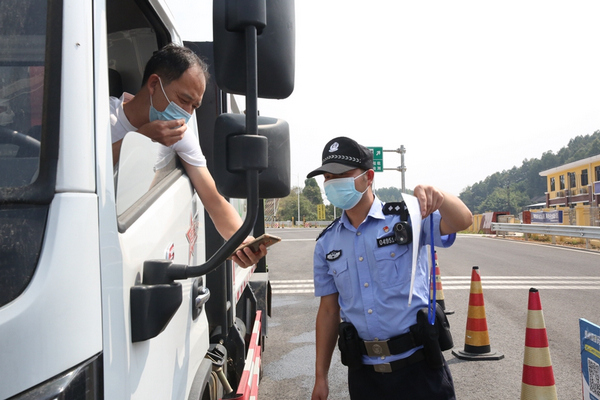 黨員民警楊品在疫情防控卡口執(zhí)勤。許景珍攝