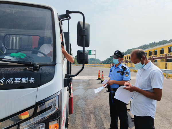 4  楊純術與兒子楊品偶然被分同一處卡口執(zhí)勤。許景珍攝