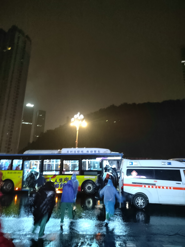 醫(yī)療隊在大雨中前行。