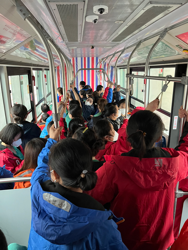 醫(yī)療隊倦容滿面回酒店的路上。