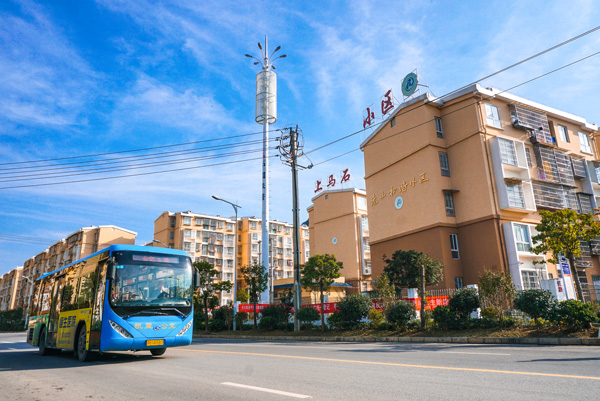 新能源公交車開進凱里市移民安置點。