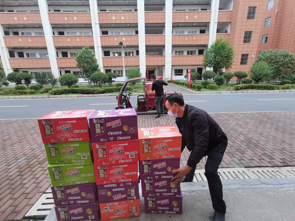 民營企業捐贈的方便面。