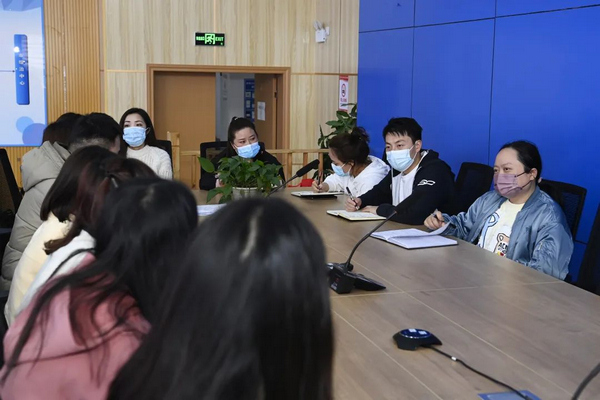 徐楊（右一）與同事召開案件分析研判會(huì)。