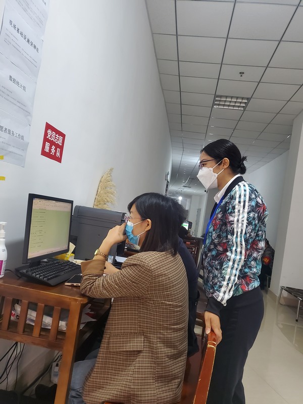 .參加志愿服務期間,雍紅霞(右)加入黨員志愿服務隊,圖為服務隊正在核對有關檢測數據。