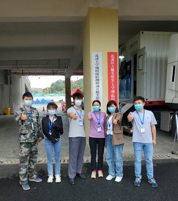 服務結束時,雍紅霞(右三)與志愿團隊合影。