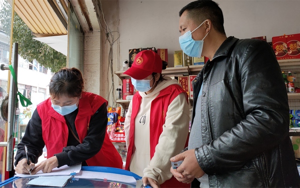 大方縣黃泥塘鎮黃泥社區黨員和志愿者入戶摸底排查。吳守良攝