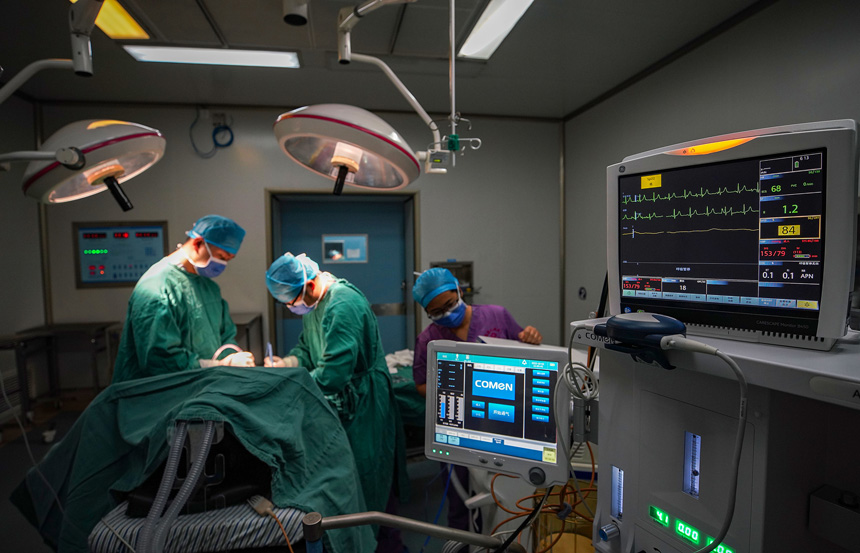 10月1日，貴州省黔東南苗族侗族自治州丹寨縣人民醫院的醫生在手術室為患者做手術。