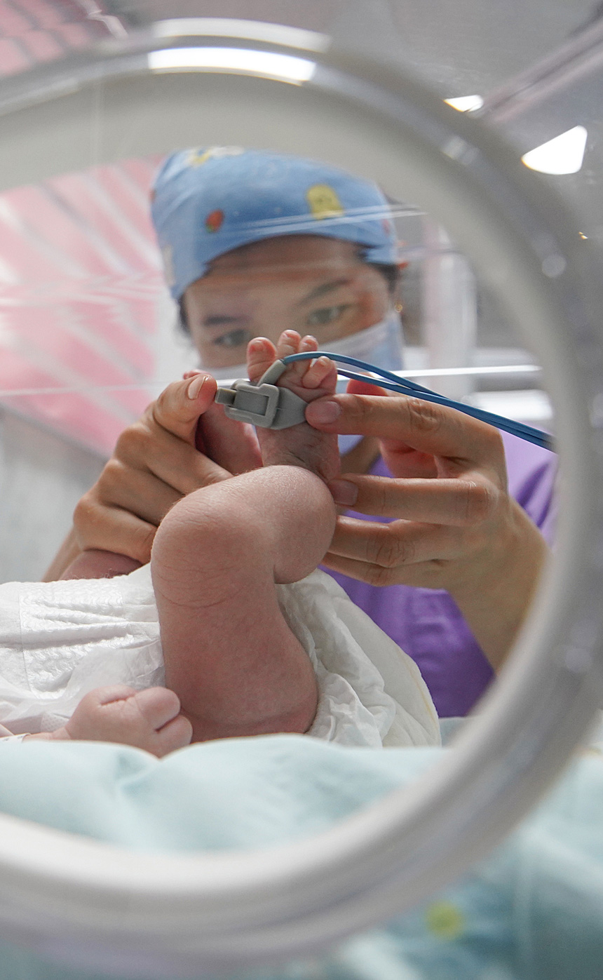 10月1日，貴州省黔東南苗族侗族自治州丹寨縣人民醫(yī)院新生兒科的護(hù)士在護(hù)理新生兒。