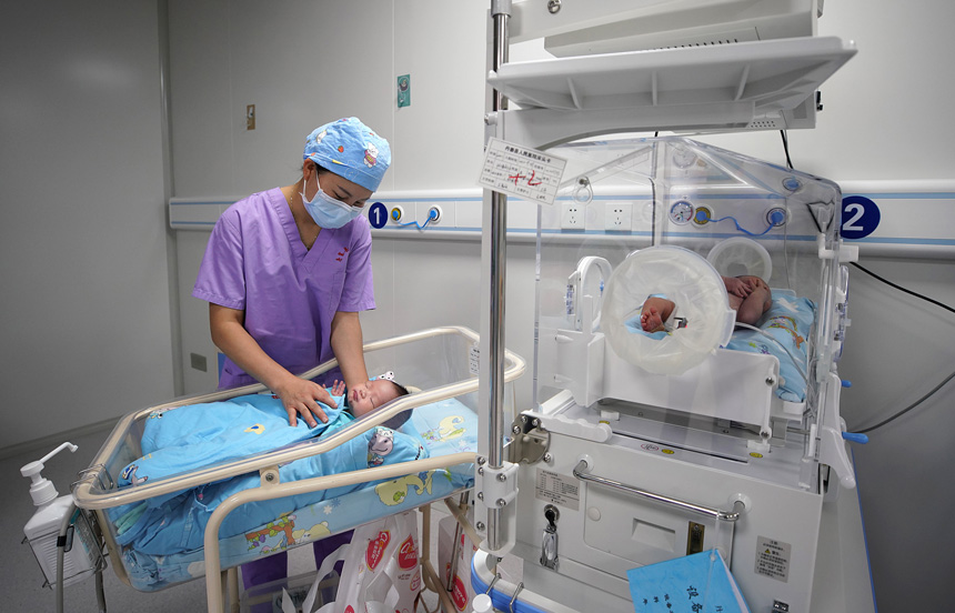 10月1日，貴州省黔東南苗族侗族自治州丹寨縣人民醫院新生兒科的護士在護理新生兒。