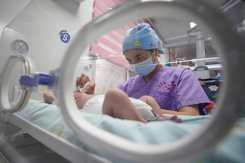 10月1日，貴州省黔東南苗族侗族自治州丹寨縣人民醫院新生兒科的護士在護理新生兒。