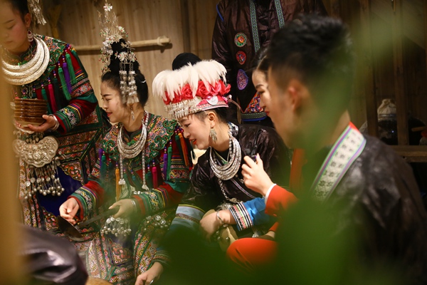 侗家姑娘圍著火塘唱著侗歌《火塘姑娘》 李春梅攝