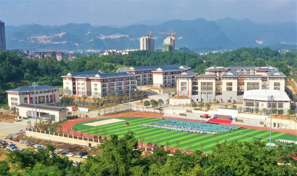 綠樹掩映中的實驗學(xué)校