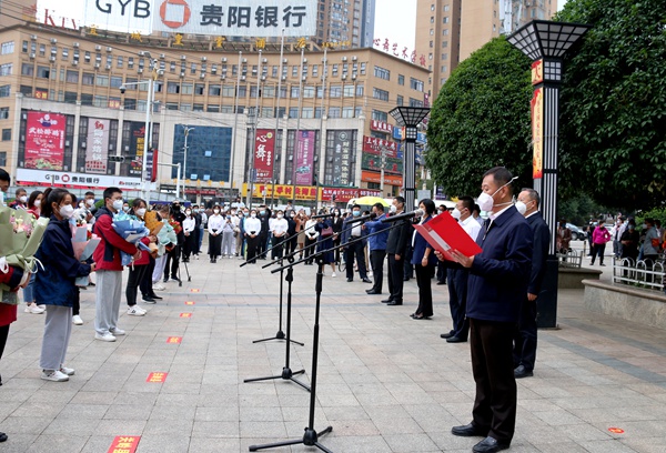 2022年10月6日，馳援納雍抗疫醫療隊返程歡送儀式上，縣委書記許曉鵬宣讀市委市政府感謝信。