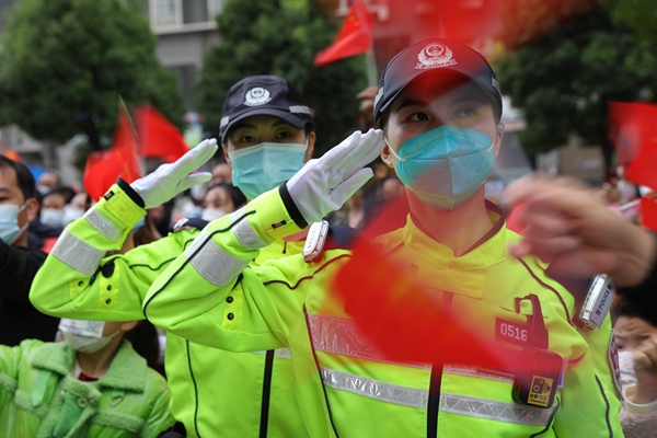 歡送醫療隊 警察立正敬禮。