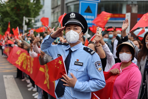 歡送援畢醫療隊,警察立正敬禮。