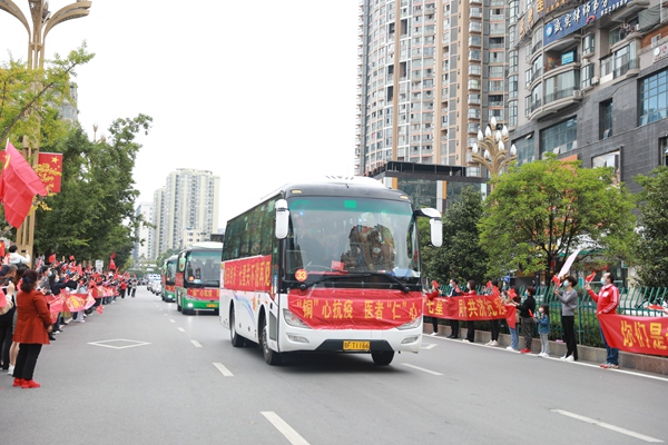 市民們自發前往歡送援畢醫療隊。