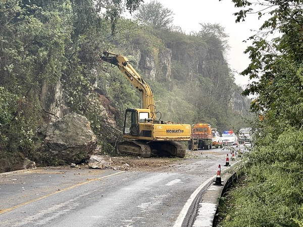 G321線大方縣東關鄉龍泉村隱患點清理現場。