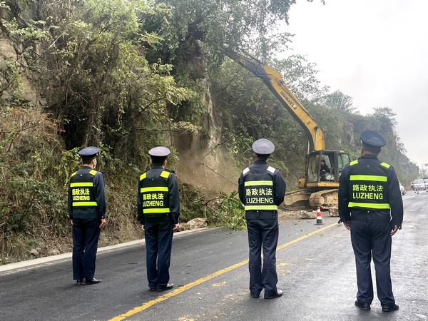 交通執法人員做好施工期間現場管控。