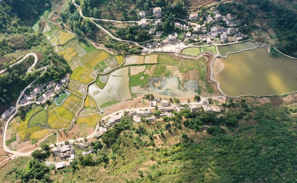 大方縣黃泥塘化聯社區拉荒田園航拍。周訓貴攝