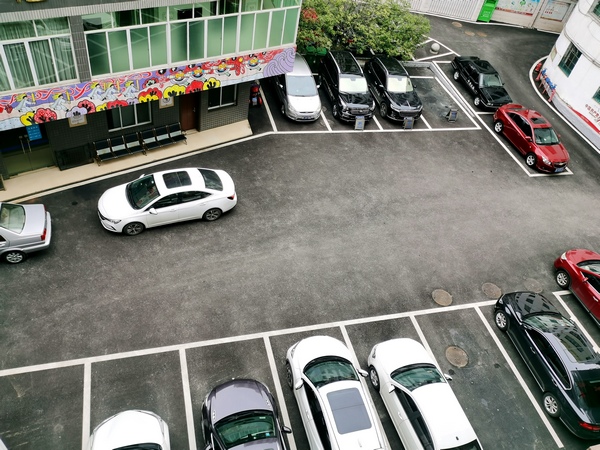 國家稅務(wù)總局大方縣稅務(wù)局小區(qū)改造后停車場(chǎng)全景。楊雪攝