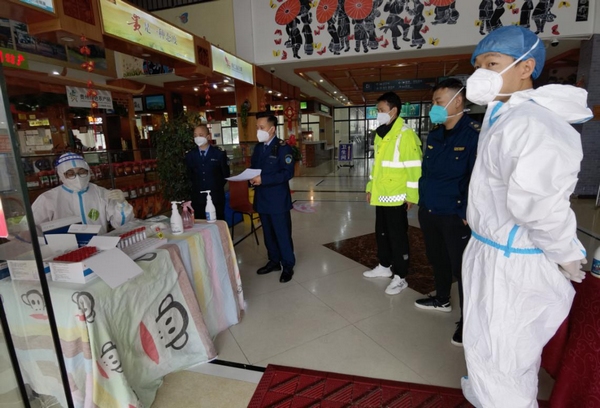 在廈蓉高速金銀山服務區核酸檢測點監督執法。