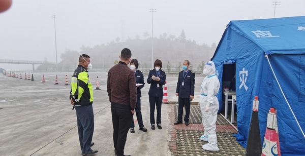 在威圍高速威寧南服務區核酸檢測點監督執法。