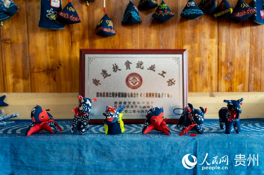 龍塘村的非遺扶貧工坊。人民網 涂敏攝