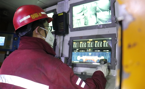 工人在大方縣小屯煤礦井下集控中心在進行操作調度。周訓貴攝