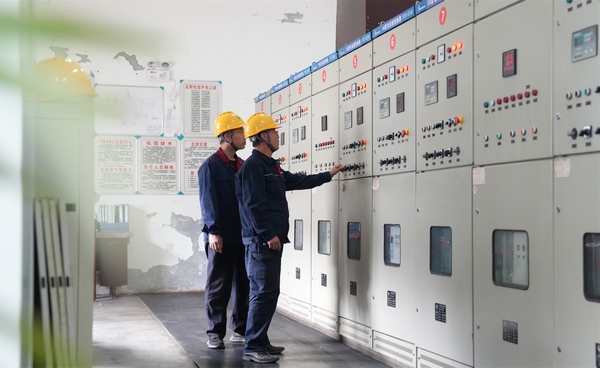 工人在大方縣小屯煤礦瓦斯發電工作區在進行數據監測。周訓貴攝