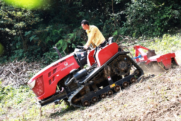 村民在大方縣長石鎮仲麥村油菜種植基地翻耕土地。周訓貴攝