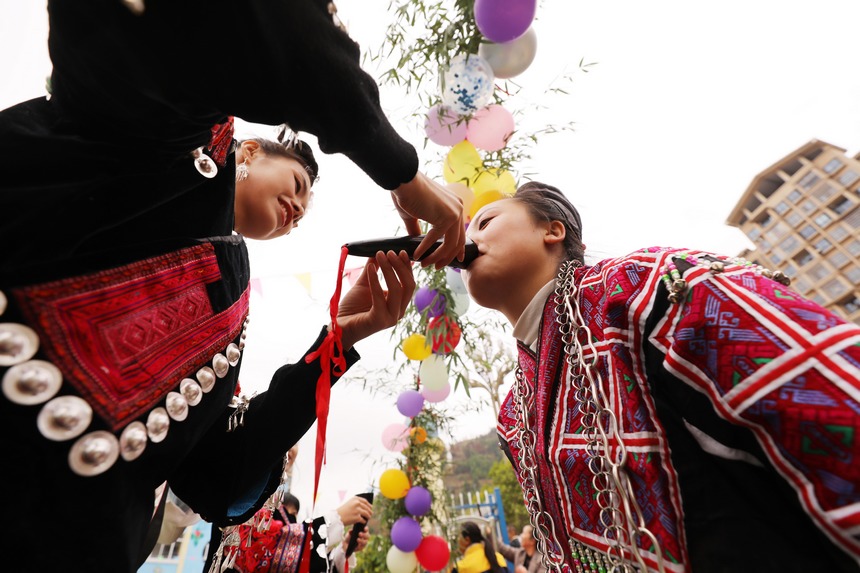 劍河縣幸福社區(qū)中心幼兒園， 老師們參加攔門酒活動。