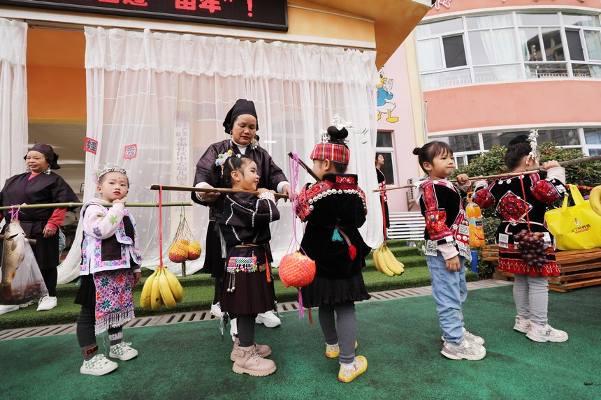 劍河縣幸福社區中心幼兒園，孩子們體驗“姑媽回娘家”活動。