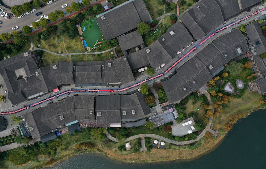 10月31日,人們在丹寨縣萬達小鎮(zhèn)品嘗長桌宴。