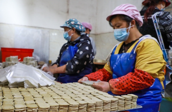 10月31日，工人在大方縣六龍鎮(zhèn)山水豆干作坊分揀包裝豆干。周訓貴攝