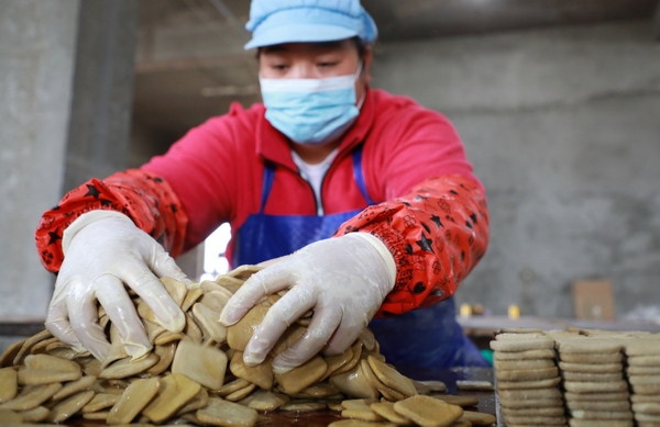 10月31日，工人在大方縣六龍鎮山水豆干作坊腌制豆干。周訓貴攝