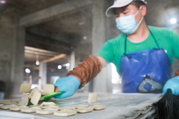 10月31日，工人在大方縣六龍鎮(zhèn)山水豆干作坊制作豆干。周訓(xùn)貴攝