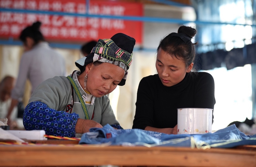 11月10日，蠟染畫娘向學員示范蠟畫繪制技藝。