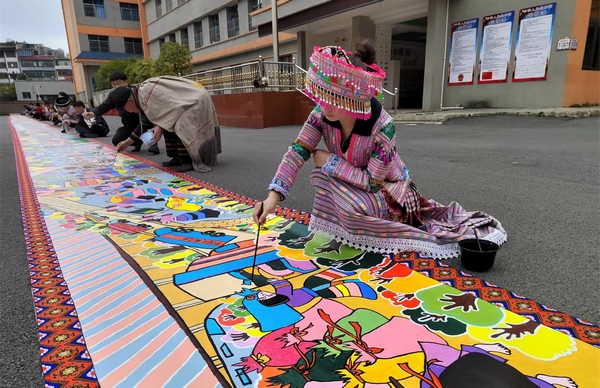 大方縣農民畫家在集體創作百米農民畫。姜繼森攝