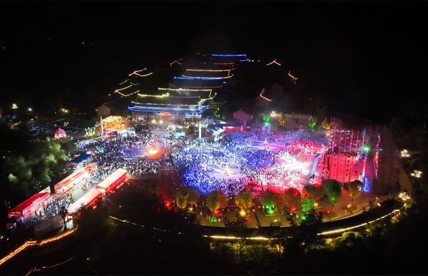 大方縣彝族火把節開幕儀式篝火晚會現場。王定超攝