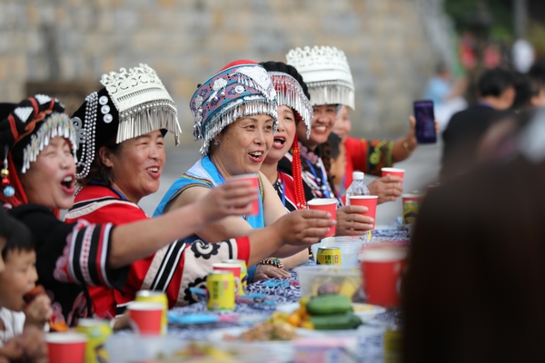 大方縣彝族火把節彝族特色長桌宴。王定超攝